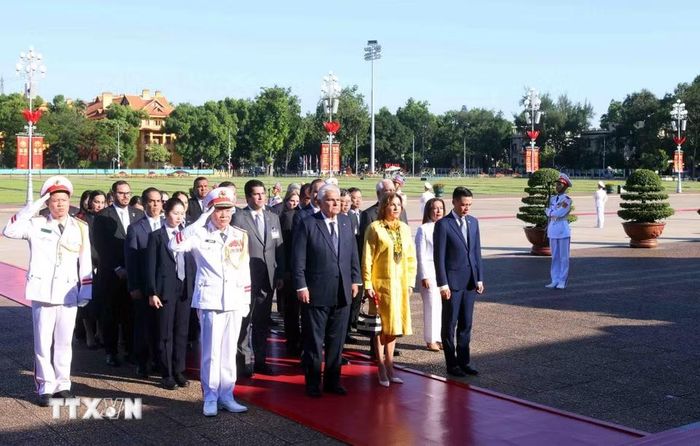 Tổng thống Cộng hòa Panama José Raúl Mulino và Phu nhân đến đặt vòng hoa và vào Lăng viếng Chủ tịch Hồ Chí Minh. (Ảnh: Phạm Kiên/TTXVN)