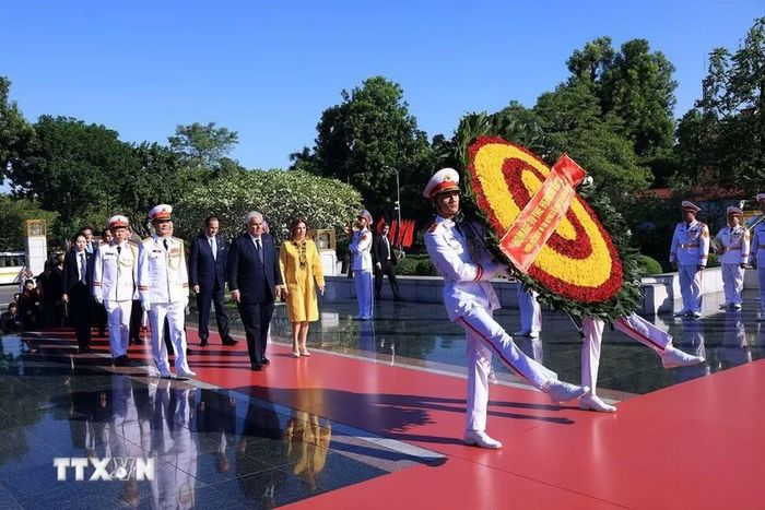 Cũng trong chiều 6/10/2026, Tổng thống Cộng hòa Panama José Raúl Mulino và Phu nhân đến đặt vòng hoa tại Ðài tưởng niệm các Anh hùng liệt sỹ trên đường Bắc Sơn, Hà Nội. (Ảnh: Tuấn Anh/TTXVN)