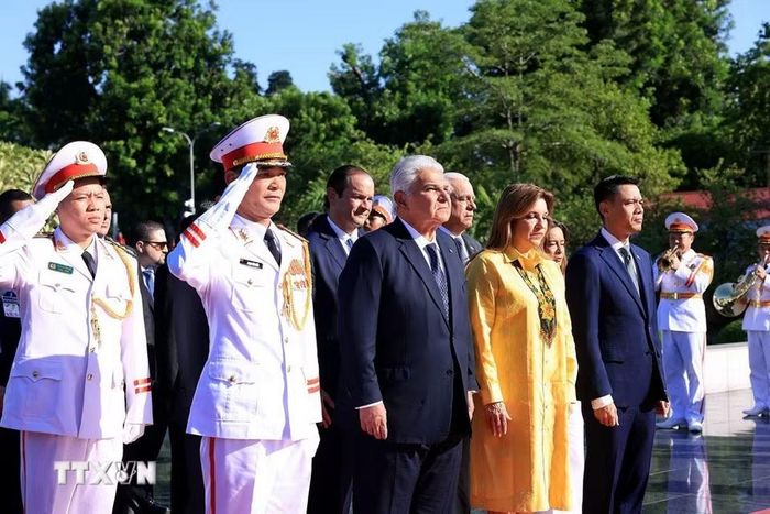 Tổng thống Cộng hòa Panama José Raúl Mulino và Phu nhân đặt vòng hoa tại Ðài tưởng niệm các Anh hùng liệt sỹ trên đường Bắc Sơn, Hà Nội. (Ảnh: Tuấn Anh/ TTXVN)