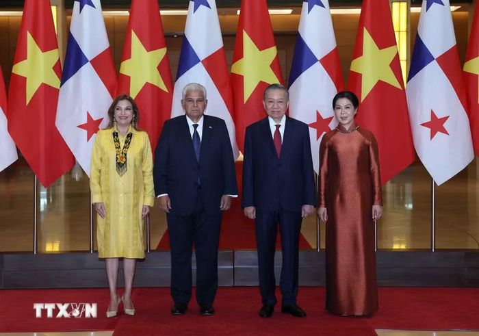 Tổng Bí thư, Chủ tịch nước Tô Lâm và Phu nhân cùng Tổng thống Cộng hòa Panama José Raúl Mulino và Phu nhân chụp ảnh chung. (Ảnh: Tuấn Anh/TTXVN.)