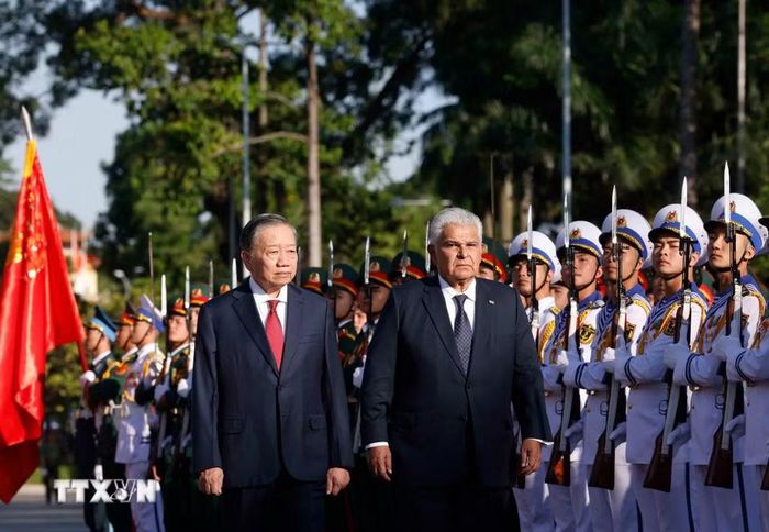 Tổng Bí thư, Chủ tịch nước Tô Lâm và Tổng thống Panama José Raúl Mulino duyệt đội danh dự Quân đội Nhân dân Việt Nam. (Ảnh: Thống Nhất/TTXVN)