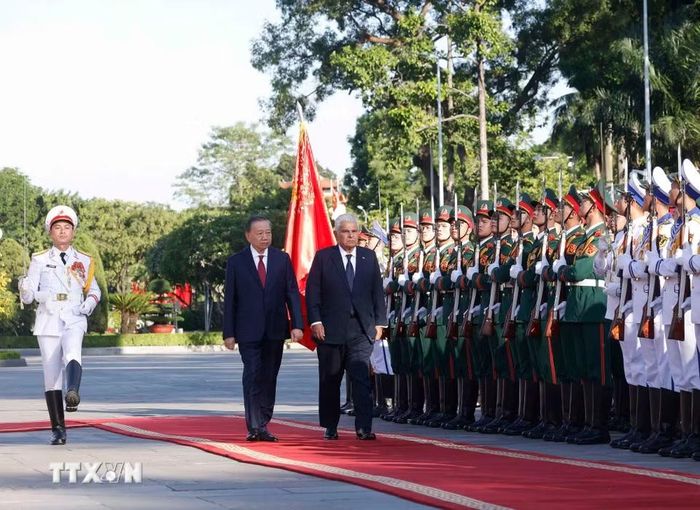 Tổng Bí thư, Chủ tịch nước Tô Lâm và Tổng thống Panama José Raúl Mulino duyệt đội danh dự Quân đội Nhân dân Việt Nam. (Ảnh: Thống Nhất/TTXVN)