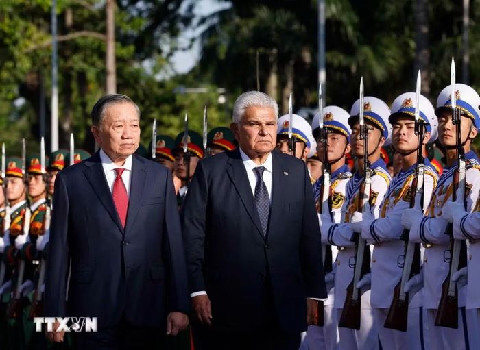 Tổng Bí thư, Chủ tịch nước Tô Lâm và Tổng thống Panama José Raúl Mulino duyệt đội danh dự Quân đội Nhân dân Việt Nam. (Ảnh: Thống Nhất/TTXVN)