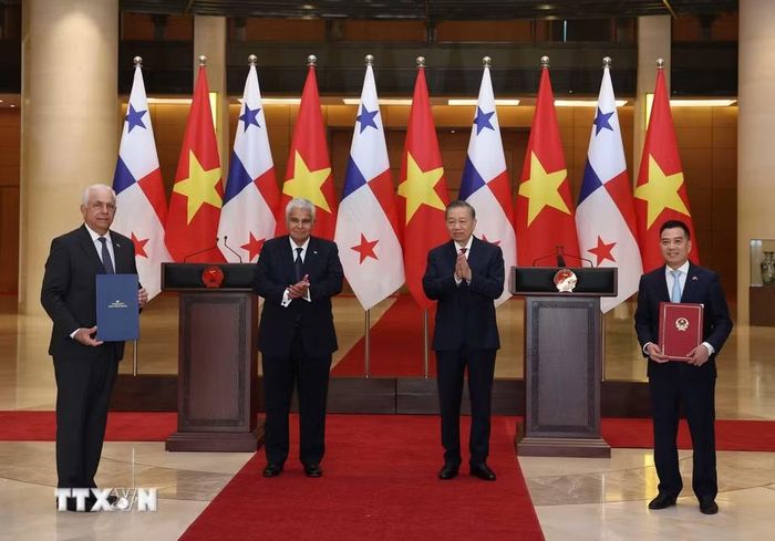 Tổng Bí thư, Chủ tịch nước Tô Lâm và Tổng thống Panama José Raúl Mulino chứng kiến lễ trao các văn kiện hợp tác giữa hai nước. (Ảnh: Thống Nhất/TTXVN)