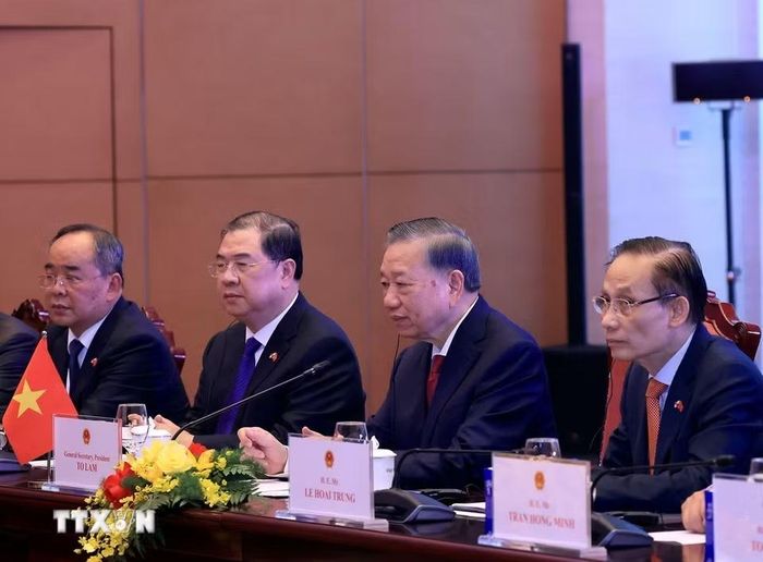 Tổng Bí thư, Chủ tịch nước Tô Lâm và thành viên đoàn Việt Nam tại cuộc hội đàm với Tổng thống Cộng hòa Panama José Raúl Mulino. (Ảnh: Tuấn Anh/TTXVN)