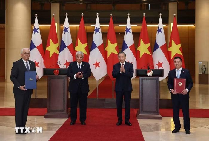Tổng Bí thư, Chủ tịch nước Tô Lâm và Tổng thống Panama José Raúl Mulino chứng kiến lễ trao các văn kiện hợp tác giữa hai nước. (Ảnh: Thống Nhất/TTXVN)