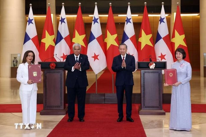 Tổng Bí thư, Chủ tịch nước Tô Lâm và Tổng thống Panama José Raúl Mulino chứng kiến lễ trao các văn kiện hợp tác giữa hai nước. (Ảnh: Thống Nhất/TTXVN)