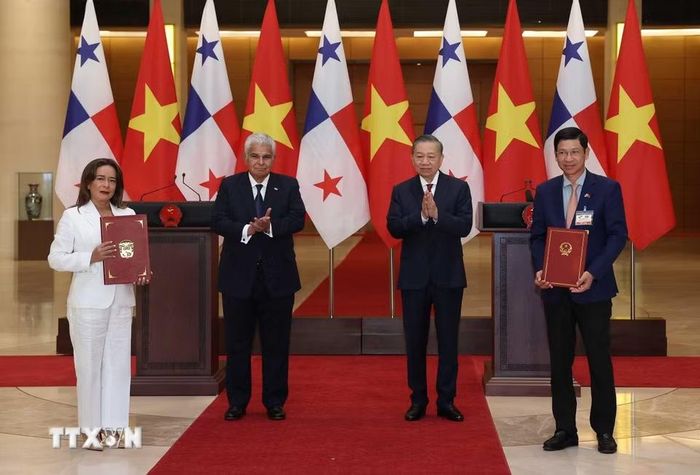 Tổng Bí thư, Chủ tịch nước Tô Lâm và Tổng thống Panama José Raúl Mulino chứng kiến lễ trao các văn kiện hợp tác giữa hai nước. (Ảnh: Thống Nhất/TTXVN)