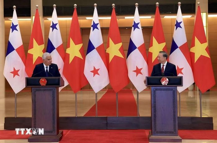 Tổng Bí thư, Chủ tịch nước Tô Lâm và Tổng thống Cộng hòa Panama José Raúl Mulino gặp gỡ báo chí sau hội đàm. (Ảnh: Tuấn Anh/TTXVN)