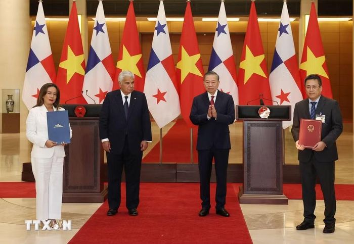 Tổng Bí thư, Chủ tịch nước Tô Lâm và Tổng thống Panama José Raúl Mulino chứng kiến lễ trao các văn kiện hợp tác giữa hai nước. (Ảnh: Thống Nhất/TTXVN)