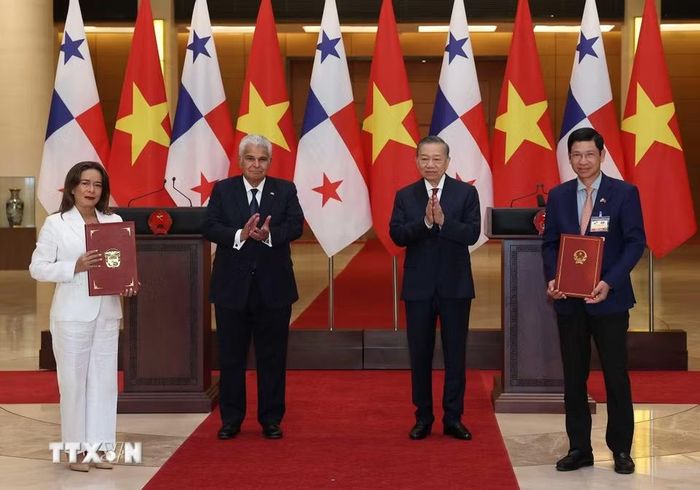 Tổng Bí thư, Chủ tịch nước Tô Lâm và Tổng thống Panama José Raúl Mulino chứng kiến lễ trao các văn kiện hợp tác giữa hai nước. (Ảnh: Thống Nhất/TTXVN)