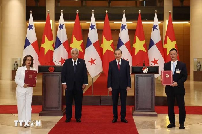 Tổng Bí thư, Chủ tịch nước Tô Lâm và Tổng thống Panama José Raúl Mulino chứng kiến lễ trao các văn kiện hợp tác giữa hai nước. (Ảnh: Thống Nhất/TTXVN)