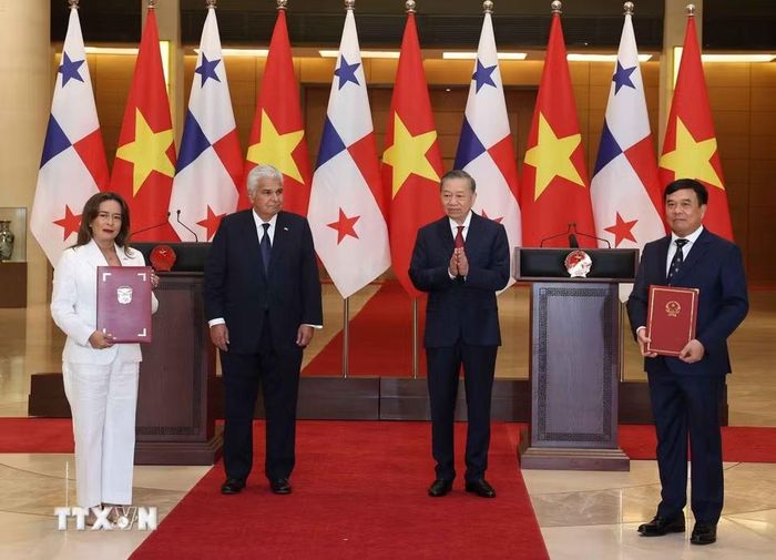Tổng Bí thư, Chủ tịch nước Tô Lâm và Tổng thống Panama José Raúl Mulino chứng kiến lễ trao các văn kiện hợp tác giữa hai nước. (Ảnh: Thống Nhất/TTXVN)