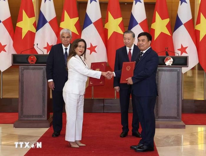 Tổng Bí thư, Chủ tịch nước Tô Lâm và Tổng thống Panama José Raúl Mulino chứng kiến lễ trao các văn kiện hợp tác giữa hai nước. (Ảnh: Thống Nhất/TTXVN)