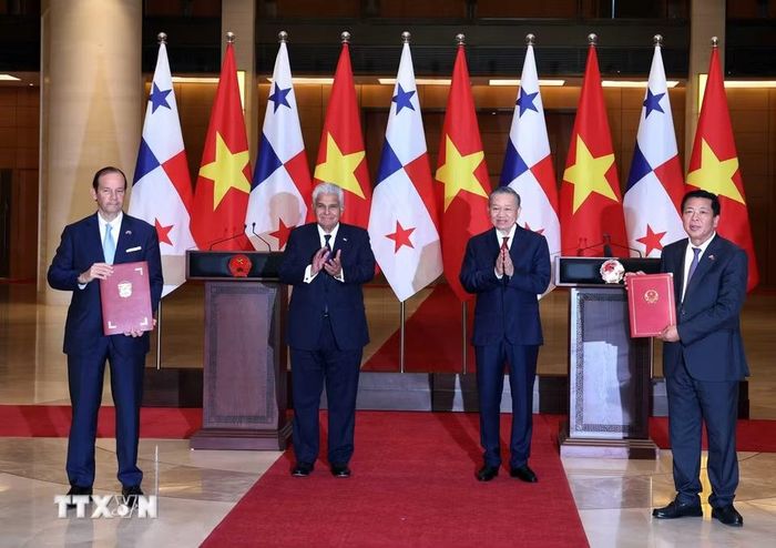 Tổng Bí thư, Chủ tịch nước Tô Lâm và Tổng thống Panama José Raúl Mulino chứng kiến lễ trao Hiệp định Hợp tác về vận tải biển giữa Chính phủ Việt Nam và Chính phủ Panama. (Ảnh: Thống Nhất/TTXVN)