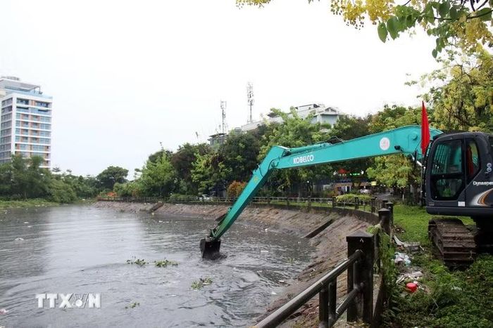 Các nhà thầu thi công nạo vét rạch Xuyên Tâm. (Ảnh minh họa: Tiến Lực/TTXVN)