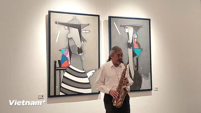 Nghệ sỹ Quyền Văn Minh chơi kèn saxophone trong lễ khai mạc. (Ảnh: Minh Thu/Vietnam+)