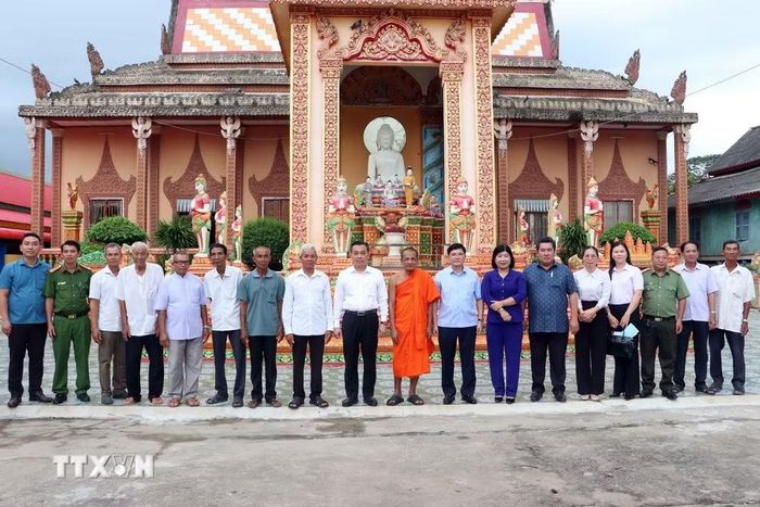 Đoàn công tác thăm, chúc mừng Lễ Sene Dolta tại Chùa Bâng Kok (xã Mỹ Hương). (Ảnh: Trung Kiên/TTXVN)