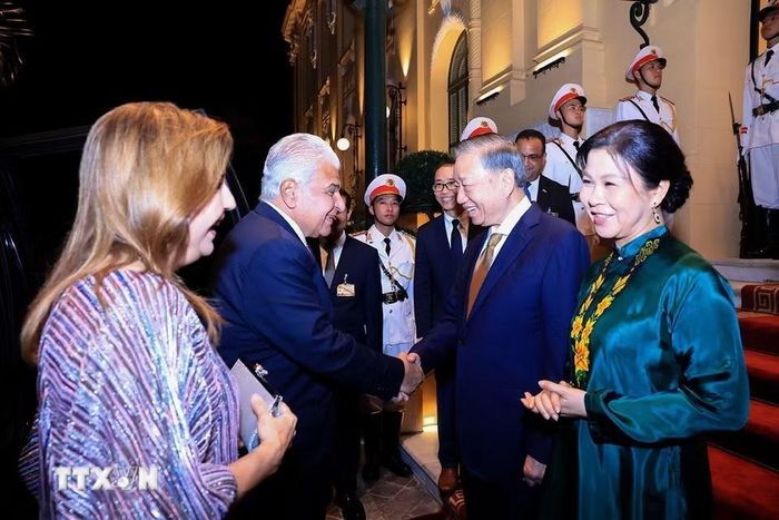 Tổng Bí thư, Chủ tịch nước Tô Lâm và Phu nhân Ngô Phương Ly đón Tổng thống Cộng hòa Panama José Raúl Mulino và Phu nhân Maricel Cohen de Mulino. (Ảnh: Tuấn Anh/TTXVN)