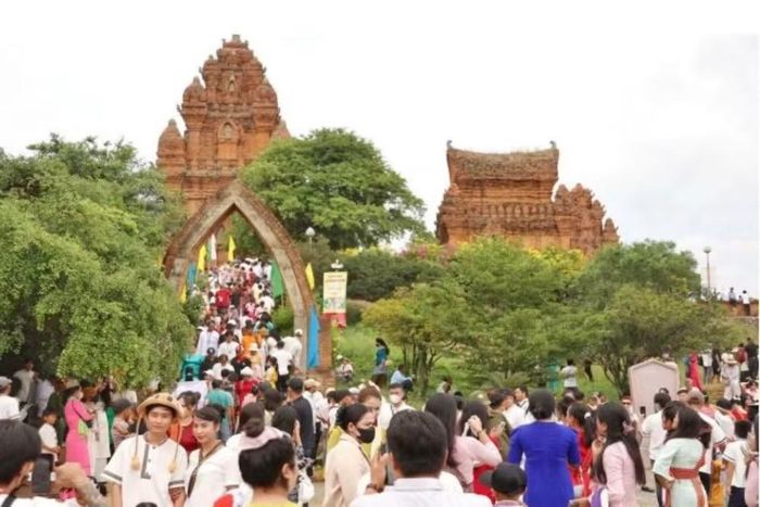 Hàng nghìn người dân có mặt tại tháp Pô Klong Garai (Đô Vinh, Khánh Hòa) để đón Lễ Katê năm 2025. (Ảnh: Báo Khánh Hòa)