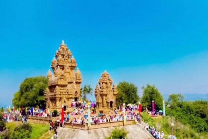Di tích quốc gia đặc biệt Tháp Pô Klong Garai, điểm thu hút đông đảo người dân, du khách trong dịp Lễ hội Katê.. (Ảnh: Báo Khánh Hòa)