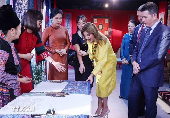 Phu nhân Tổng Bí thư, Chủ tịch nước Tô Lâm, bà Ngô Phương Ly, cùng Phu nhân Tổng thống Panama, bà Maricel Cohen de Mulino trải nghiệm văn hóa các dân tộc thiểu số Việt Nam tại Hồ Văn, thuộc quần thể Di tích Quốc gia đặc biệt Văn Miếu-Quốc Tử Giám. (Ảnh: Văn Điệp/TTXVN)