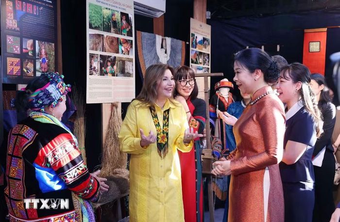 Phu nhân Tổng Bí thư, Chủ tịch nước Tô Lâm, bà Ngô Phương Ly, cùng Phu nhân Tổng thống Panama, bà Maricel Cohen de Mulino trải nghiệm văn hóa các dân tộc thiểu số Việt Nam tại Hồ Văn, thuộc quần thể Di tích Quốc gia đặc biệt Văn Miếu-Quốc Tử Giám. (Ảnh: Văn Điệp/TTXVN)