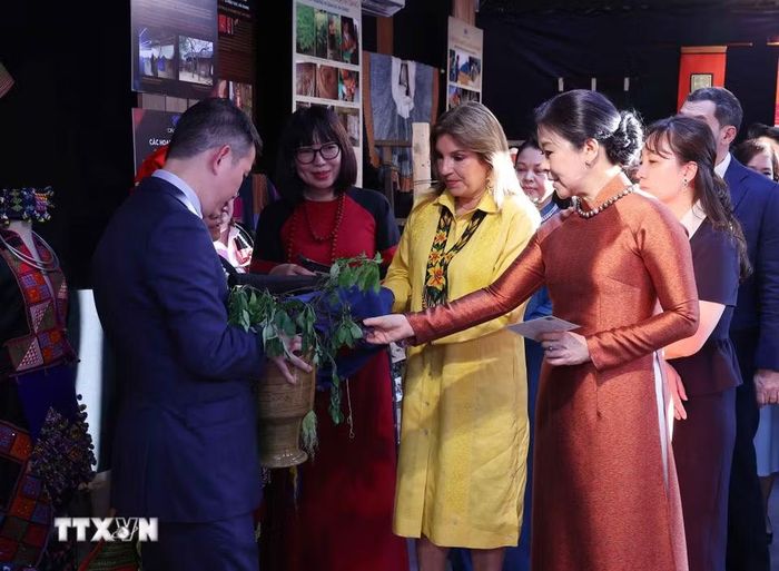 Phu nhân Tổng Bí thư, Chủ tịch nước Tô Lâm, bà Ngô Phương Ly, cùng Phu nhân Tổng thống Panama, bà Maricel Cohen de Mulino trải nghiệm văn hóa các dân tộc thiểu số Việt Nam tại Hồ Văn, thuộc quần thể Di tích Quốc gia đặc biệt Văn Miếu-Quốc Tử Giám. (Ảnh: Văn Điệp/TTXVN)