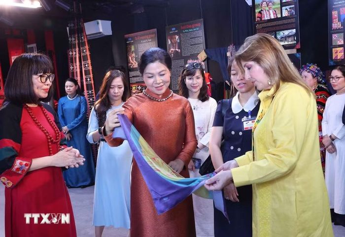 Phu nhân Tổng Bí thư, Chủ tịch nước Tô Lâm, bà Ngô Phương Ly, cùng Phu nhân Tổng thống Panama, bà Maricel Cohen de Mulino trải nghiệm văn hóa các dân tộc thiểu số Việt Nam tại Hồ Văn, thuộc quần thể Di tích Quốc gia đặc biệt Văn Miếu-Quốc Tử Giám. (Ảnh: Văn Điệp/TTXVN)