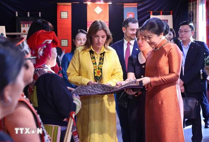 Phu nhân Tổng Bí thư, Chủ tịch nước Tô Lâm, bà Ngô Phương Ly, cùng Phu nhân Tổng thống Panama, bà Maricel Cohen de Mulino trải nghiệm văn hóa các dân tộc thiểu số Việt Nam tại Hồ Văn, thuộc quần thể Di tích Quốc gia đặc biệt Văn Miếu-Quốc Tử Giám. (Ảnh: Văn Điệp/TTXVN)