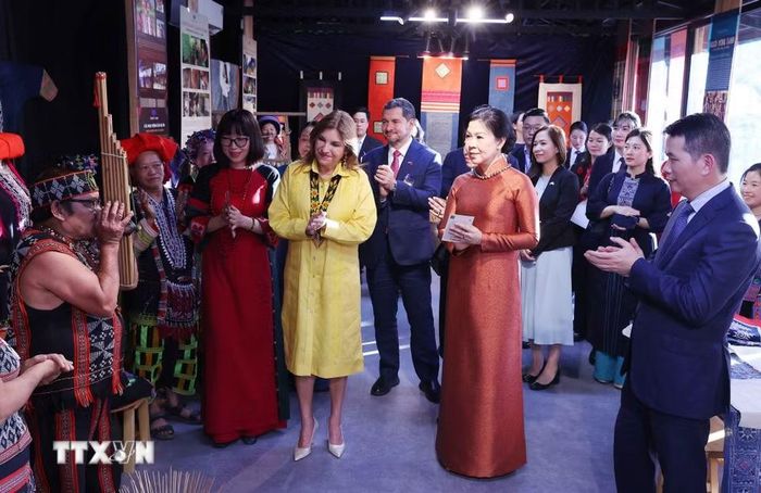 Phu nhân Tổng Bí thư, Chủ tịch nước Tô Lâm, bà Ngô Phương Ly, cùng Phu nhân Tổng thống Panama, bà Maricel Cohen de Mulino trải nghiệm văn hóa các dân tộc thiểu số Việt Nam tại Hồ Văn, thuộc quần thể Di tích Quốc gia đặc biệt Văn Miếu-Quốc Tử Giám. (Ảnh: Văn Điệp/TTXVN)