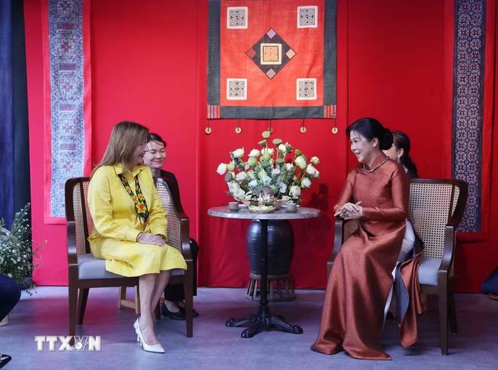 Phu nhân Tổng Bí thư, Chủ tịch nước Tô Lâm, bà Ngô Phương Ly, cùng Phu nhân Tổng thống Panama, bà Maricel Cohen de Mulino trải nghiệm văn hóa các dân tộc thiểu số Việt Nam tại Hồ Văn, thuộc quần thể Di tích Quốc gia đặc biệt Văn Miếu-Quốc Tử Giám. (Ảnh: Văn Điệp/TTXVN)