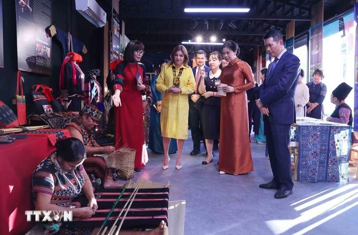 Phu nhân Tổng Bí thư, Chủ tịch nước Tô Lâm, bà Ngô Phương Ly, cùng Phu nhân Tổng thống Panama, bà Maricel Cohen de Mulino trải nghiệm văn hóa các dân tộc thiểu số Việt Nam tại Hồ Văn, thuộc quần thể Di tích Quốc gia đặc biệt Văn Miếu-Quốc Tử Giám. (Ảnh: Văn Điệp/TTXVN)