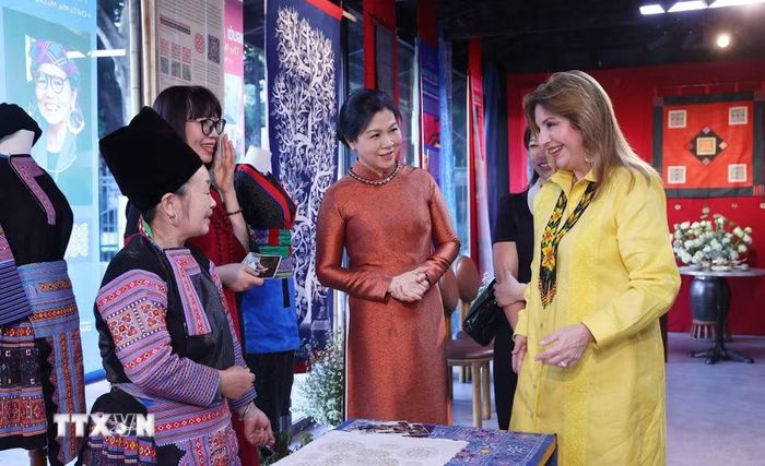 Phu nhân Tổng Bí thư, Chủ tịch nước Tô Lâm, bà Ngô Phương Ly, cùng Phu nhân Tổng thống Panama, bà Maricel Cohen de Mulino trải nghiệm văn hóa các dân tộc thiểu số Việt Nam tại Hồ Văn, thuộc quần thể Di tích Quốc gia đặc biệt Văn Miếu-Quốc Tử Giám. (Ảnh: Văn Điệp/TTXVN)