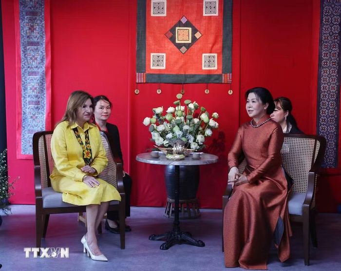 Phu nhân Tổng Bí thư, Chủ tịch nước Tô Lâm, bà Ngô Phương Ly, cùng Phu nhân Tổng thống Panama, bà Maricel Cohen de Mulino trải nghiệm văn hóa các dân tộc thiểu số Việt Nam tại Hồ Văn, thuộc quần thể Di tích Quốc gia đặc biệt Văn Miếu-Quốc Tử Giám. (Ảnh: Văn Điệp/TTXVN)