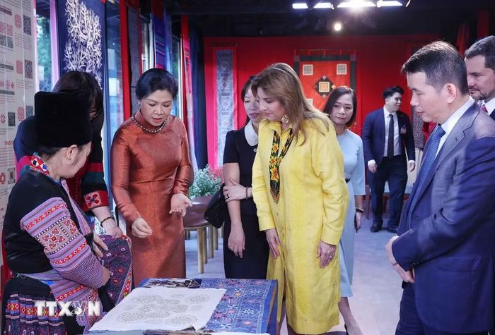 Phu nhân Tổng Bí thư, Chủ tịch nước Tô Lâm, bà Ngô Phương Ly, cùng Phu nhân Tổng thống Panama, bà Maricel Cohen de Mulino trải nghiệm văn hóa các dân tộc thiểu số Việt Nam tại Hồ Văn, thuộc quần thể Di tích Quốc gia đặc biệt Văn Miếu-Quốc Tử Giám. (Ảnh: Văn Điệp/TTXVN)