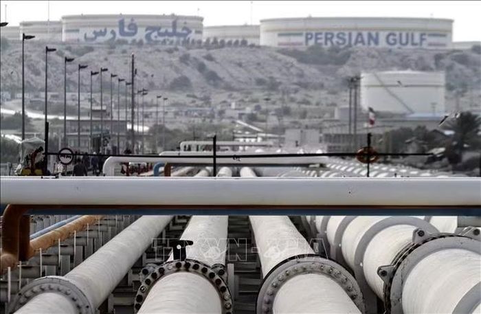 Các đường ống dẫn dầu tại một cơ sở khai thác dầu của Iran trên đảo Khark ở ngoài khơi vùng Vịnh. Ảnh: AFP/TTXVN