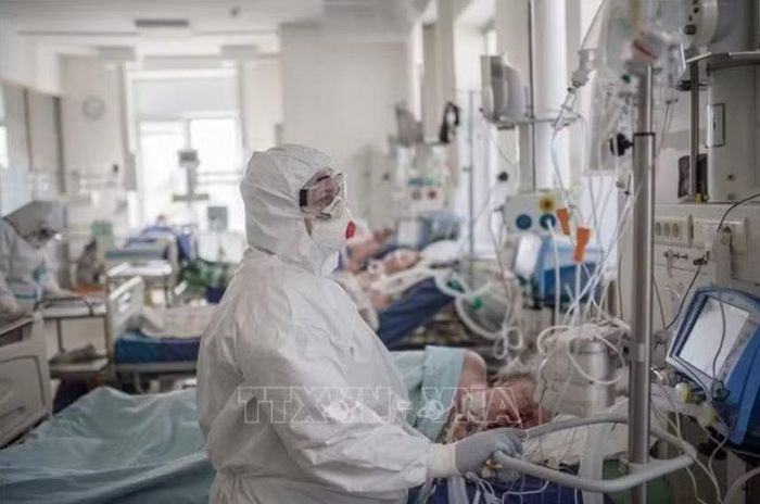 Nhân viên y tế chăm sóc bệnh nhân COVID-19 tại bệnh viện ở Moskva, Nga . Ảnh tư liệu: THX/TTXVN