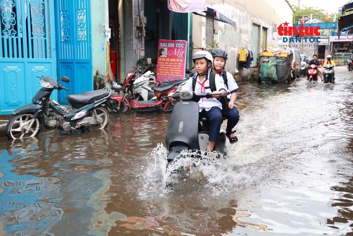 Các em học sinh lưu thông qua điểm ngập.