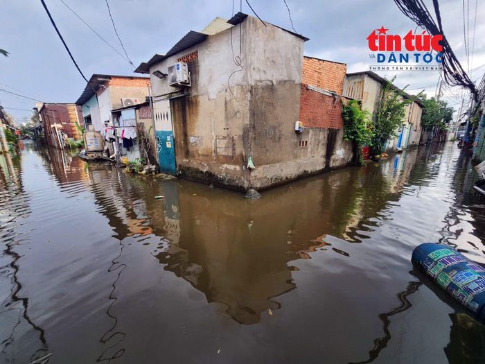 Hẻm 39 ngập sâu kéo dài khoảng 500m.