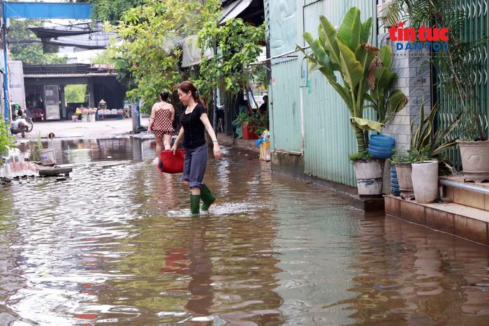 Hơn một tuần ngập sâu, cuộc sống người dân bị đảo lộn.