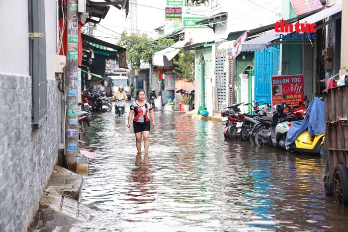 Người dân bì bõm lội nước.