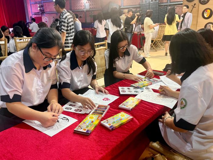 Học sinh Trường THPT Nguyễn Khuyến sau khi thưởng thức các tiết mục nghệ thuật hát Bội.