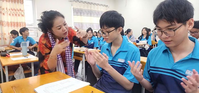 Học sinh Trường THPT Bùi Thị Xuân trong một tiết học đờn ca tài tử cùng nghệ nhân.