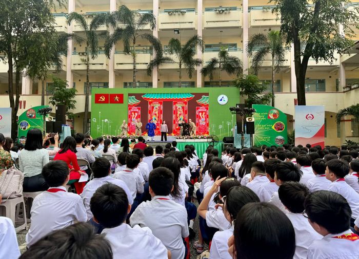 Thầy trò Trường THPT Lương Thế Vinh say sưa thưởng thức các tiết mục hát Bội.