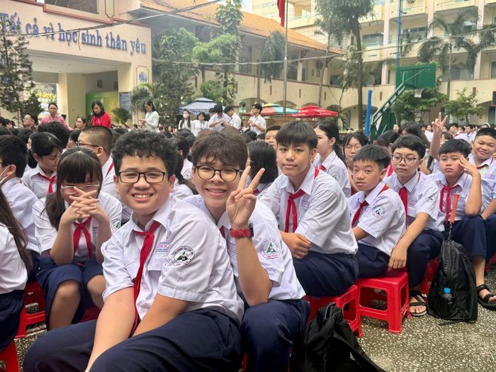 Các em học sinh hào hứng khám phá bộ môn nghệ thuật mới.