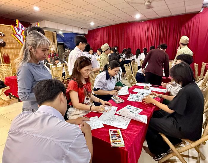 Phụ huynh và học sinh cùng tham gia các hoạt động trải nghiệm tìm hiểu về nghệ thuật truyền thống.