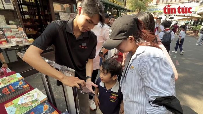 Các em thiếu nhi trải nghiệm văn hoá đọc qua tương tác trên ứng dụng số.