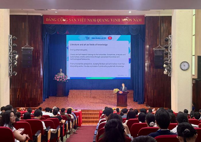 Tiến sĩ Lê Hoàng Dũng, Phó Hiệu trưởng Trường Đại học Khoa học Xã hội và Nhân văn, ĐHQG TP Hồ Chí Minh chia sẻ nhiều câu chuyện về ứng dụng AI trong VHNT.