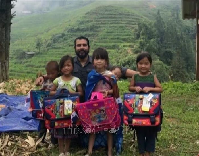 Nguyên Đại sứ Panama Servio S. Samudio chụp ảnh cùng trẻ em vùng cao Việt Nam. Ảnh: Nhân vật cung cấp/TTXVN phát